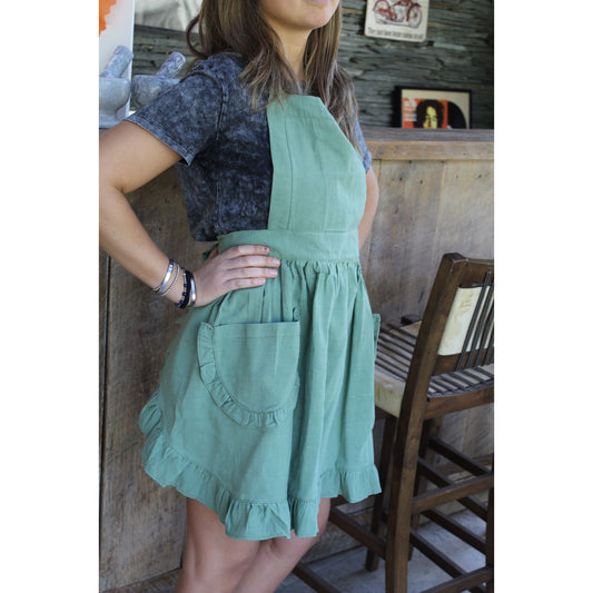 Delantal verde con vuelos en su bolsita