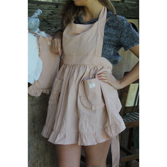 Delantal rosado con vuelos en su bolsita