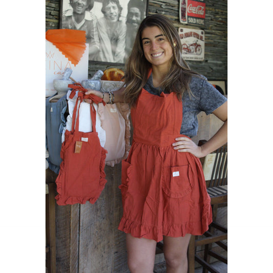 Delantal terracota con vuelos en su bolsita