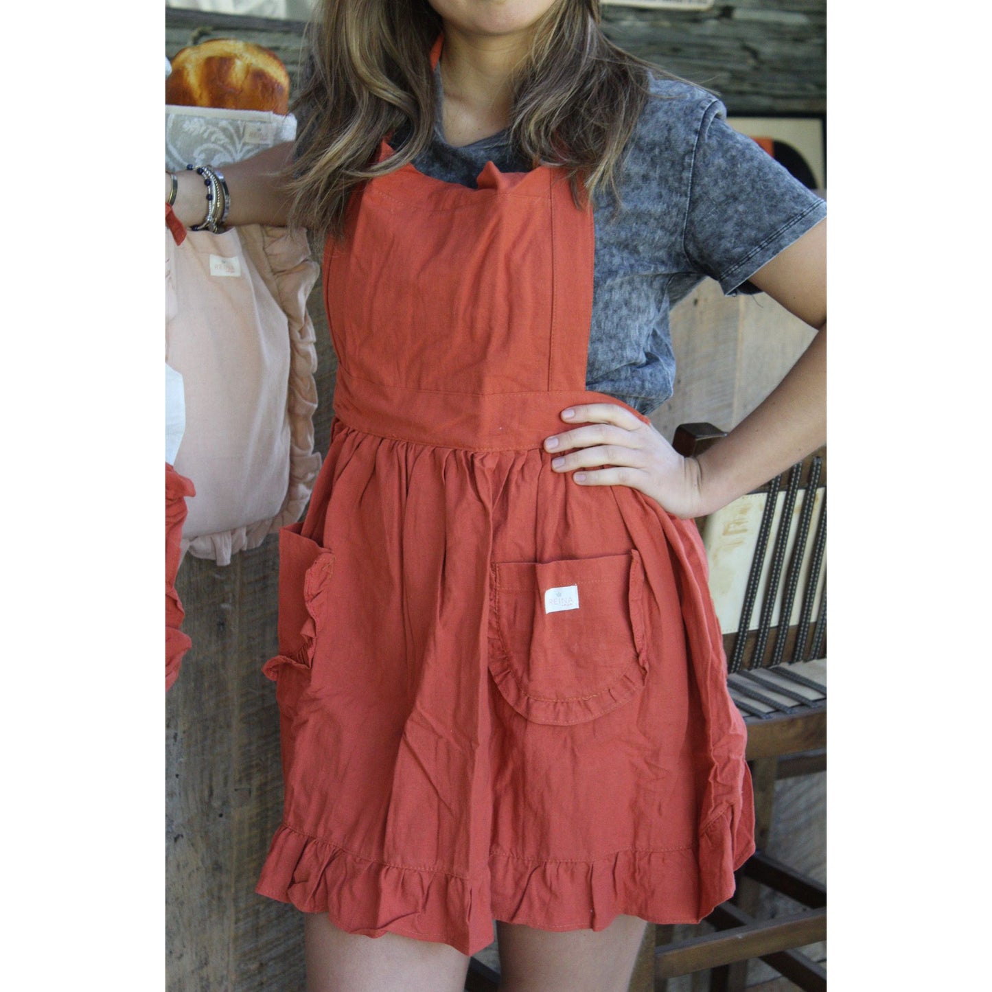 Delantal terracota con vuelos en su bolsita