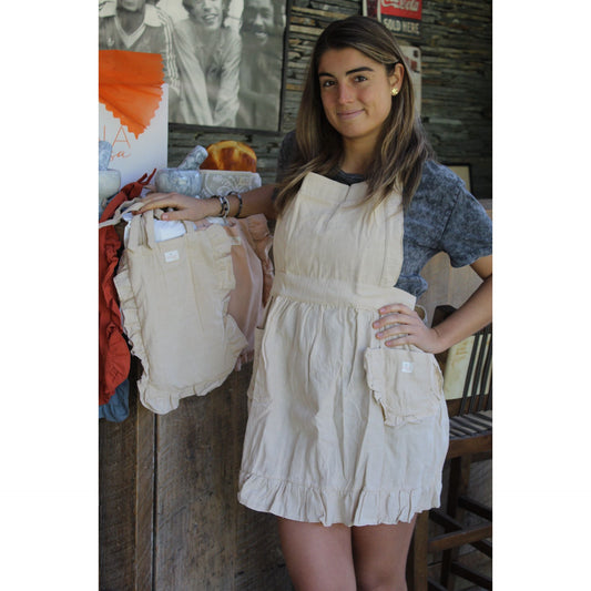 Delantal beige con vuelos en su bolsita