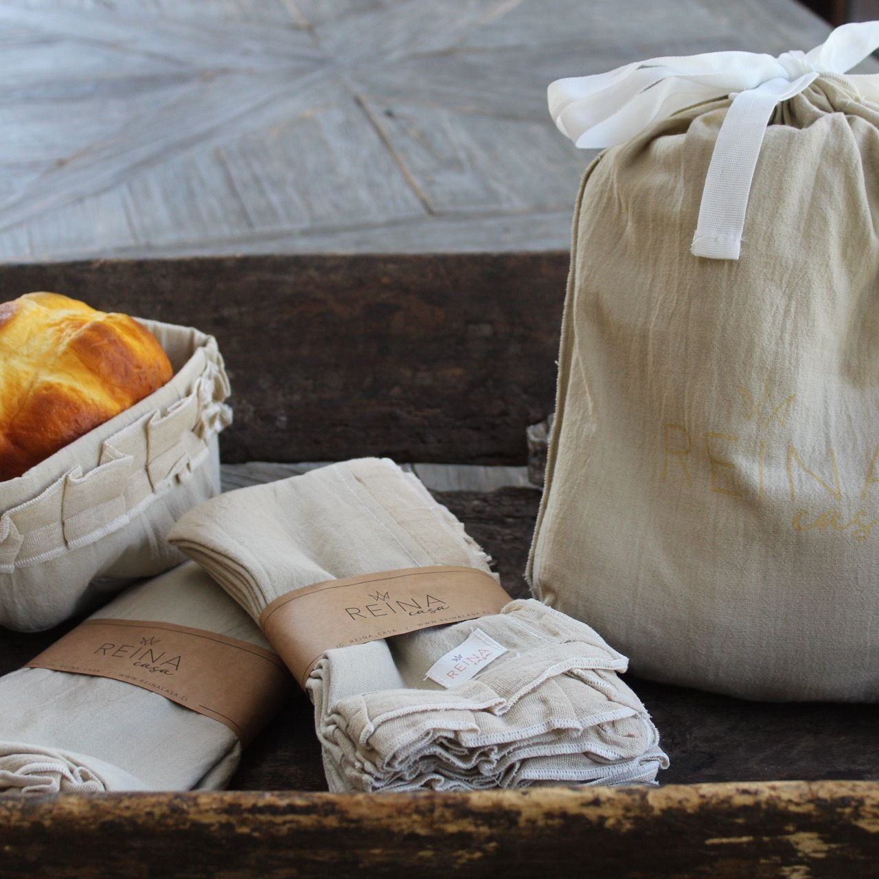 Set camino de mesa, 6 servilletas y panera beige