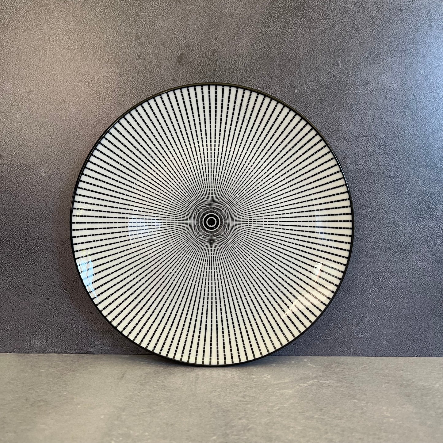 Plato de postre rayas BN