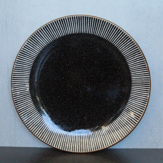 Plato de fondo negro rayitas
