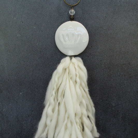 Borla medallón corona cruda