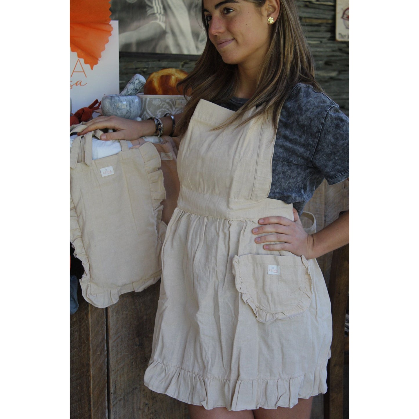 Delantal beige con vuelos en su bolsita