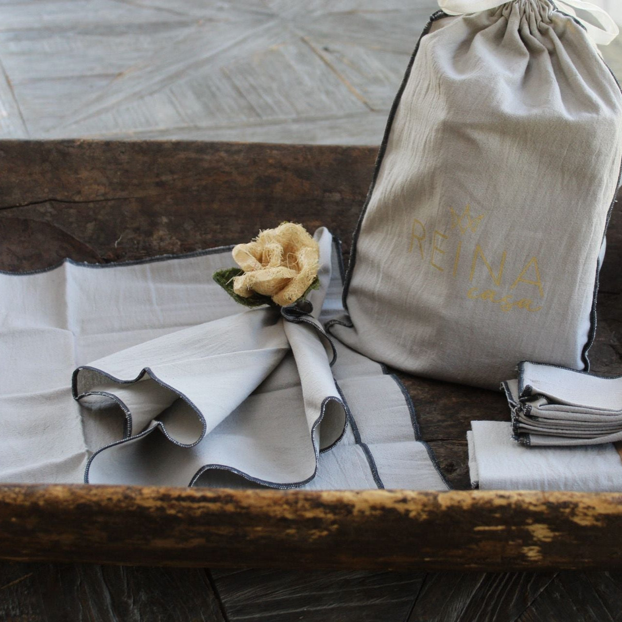 Set 4 individuales y 4 servilletas en su bolsita gris