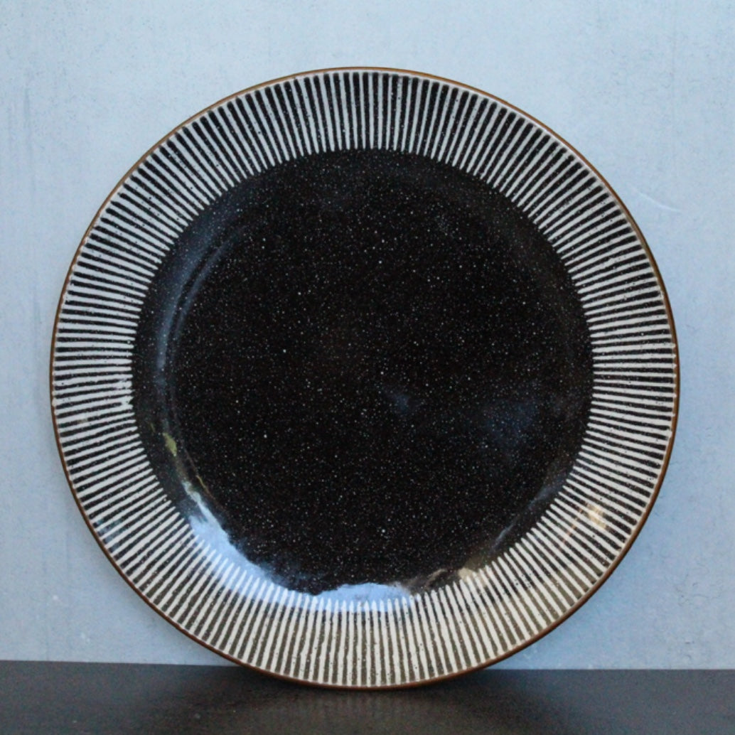 Plato de fondo negro rayitas