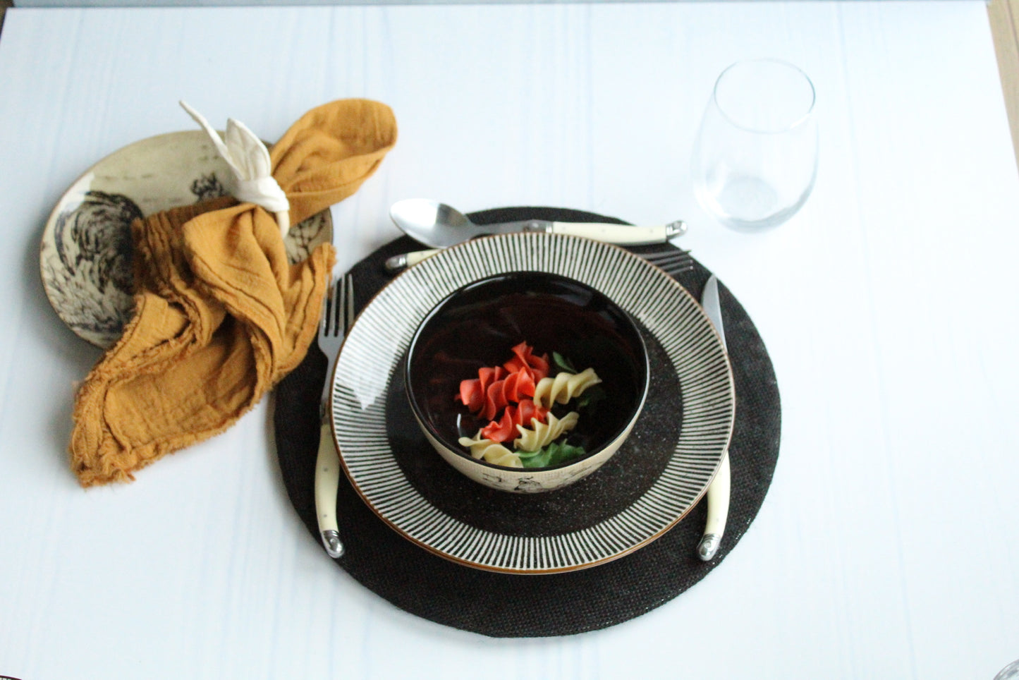 Plato de fondo negro rayitas