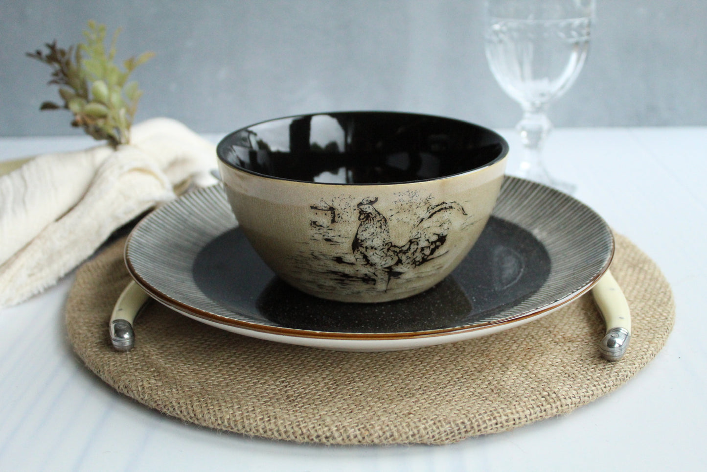 Plato de fondo negro rayitas